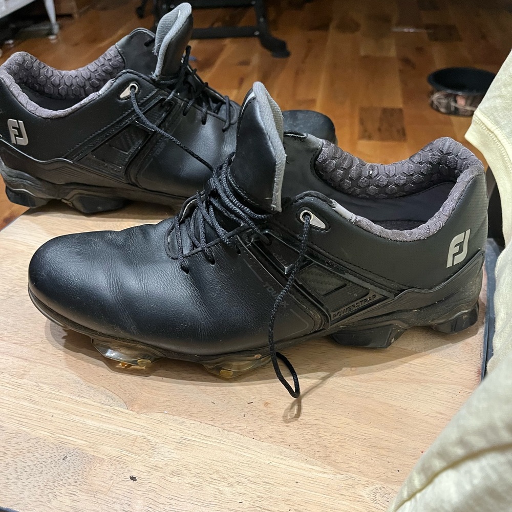 Foot joy golf shoes size 11.5 bought in June of 2022 wore a hand full of times